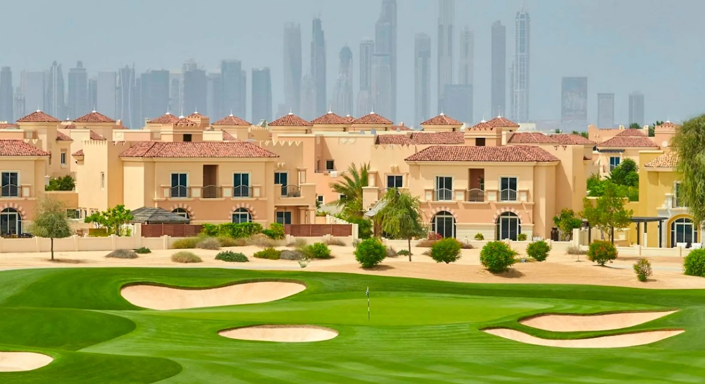 Green community dubai. Гольф поля в Дубае. Sport City Dubai район. Гольф поле в Дубае виллы. Els Golf Club.